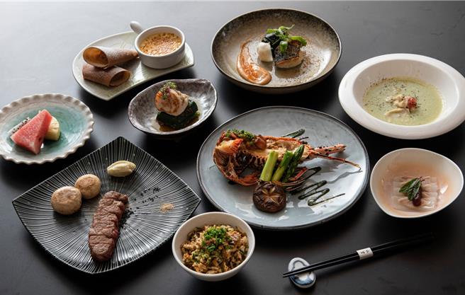 山里日料餐厅铁板烧区12月24日起推出圣诞跨年套餐，一系列共9道精致佳肴，每套3688元加1成。(大仓久和大饭店提供)