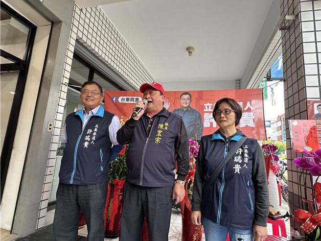 無黨籍台東區域立委參選人許瑞貴（左）競選總部今天成立舉辦開幕茶會，地方大咖台東縣議員陳宏宗（左）到場支持，許瑞貴妻子徐瑞華（右）。（蔡旻妤攝）