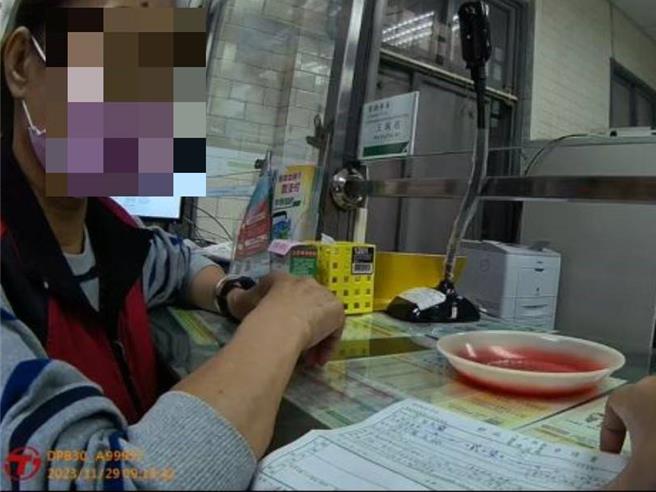 彰化县秀水乡黄姓妇人日前接获诈骗集团假冒其同母异父姊姊来电，要匯款给对方时被行员及警方及时拦阻。（警方提供／孙英哲彰化传真）