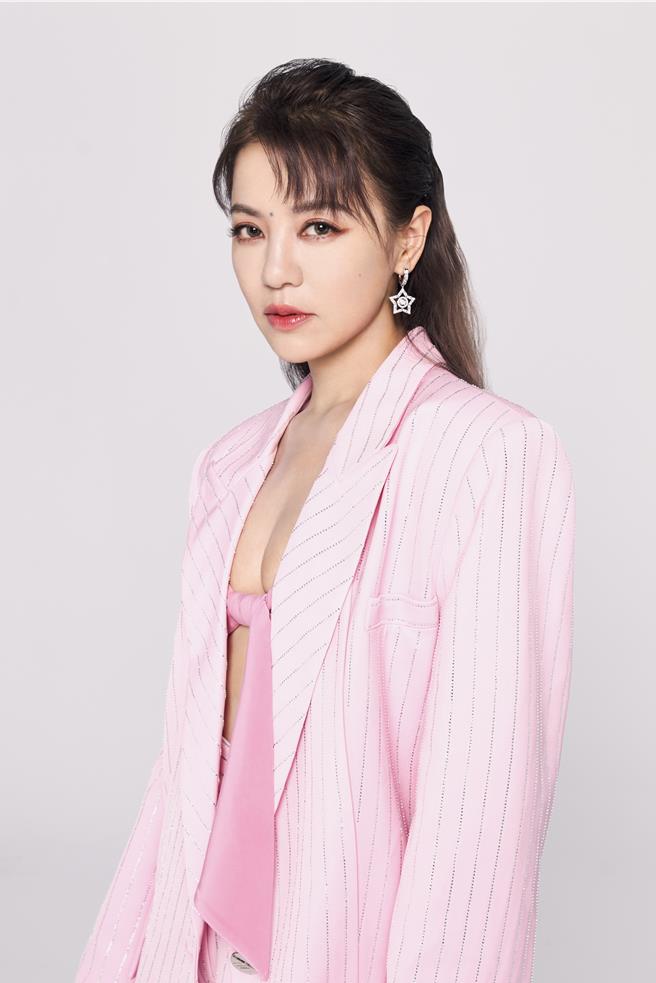 表演艺人丁噹。(观旅局提供／蔡依珍桃园传真)