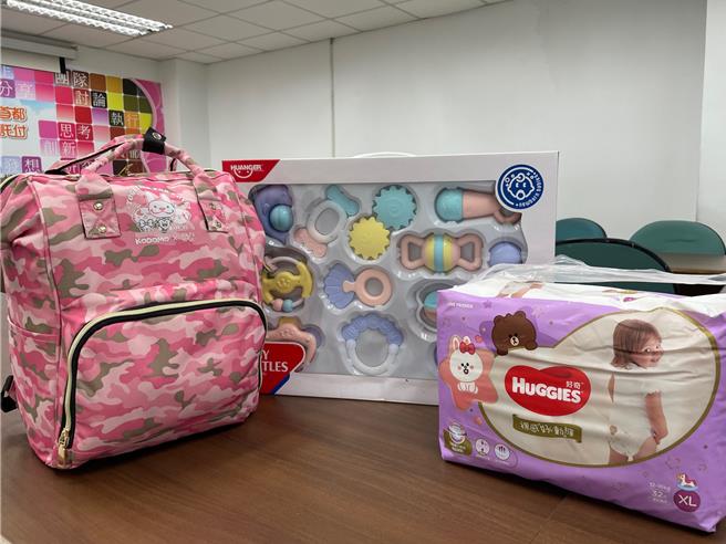 新北市卫生局2018年首创提供「妇女药物滥用医疗支持服务方案」，新北市政府提供药瘾妇女之爱儿包。（新北市卫生局提供）