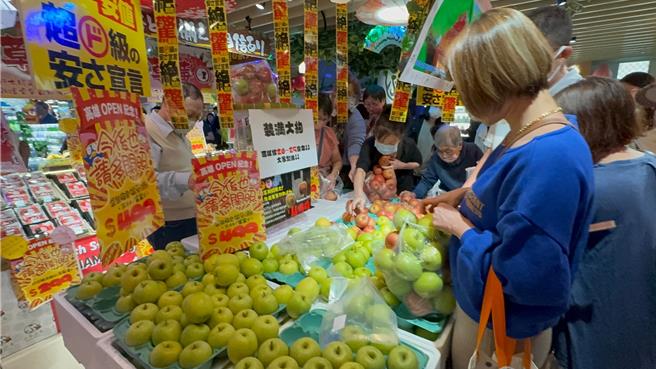 日本直輸蘋果裝到飽，優惠價499元，1個提袋約可裝20至25顆蘋果。（柯宗緯攝）