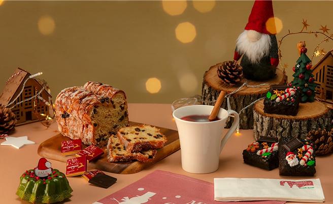 长荣航空12月8日至25日，以经典悦耳的圣诞歌曲作为登机音乐欢迎旅客，同时铺设可爱温馨的节庆头垫纸，准备各式美味餐饮甜品，与旅客分享圣诞佳节暖意。（长荣航空提供／陈佑诚台北传真）