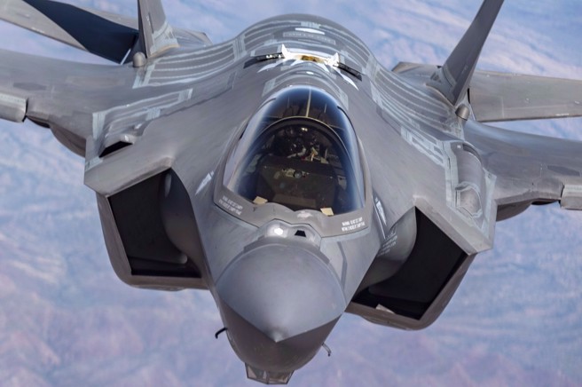 美國空軍F-35A隱形戰機準備在空中加油的資料照。（美國空軍）