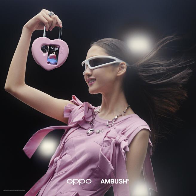 「OPPO x Ambush折迭手机壳」以Ambush经典的心形标志为特色，融合精巧的折迭型态与潮流风格。（OPPO提供）