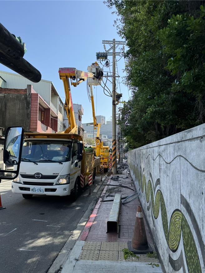桃園市八德區今凌晨2點半有輛卡車勾斷高壓線桿。（台電桃園區營業處提供／陳夢茹桃園傳真）