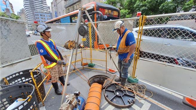 台北市工務局衛工處為延長汙水管渠壽命，分4期12年辦理台北市轄內長達約120公里的主次幹管檢視作業。(黃敬文翻攝)