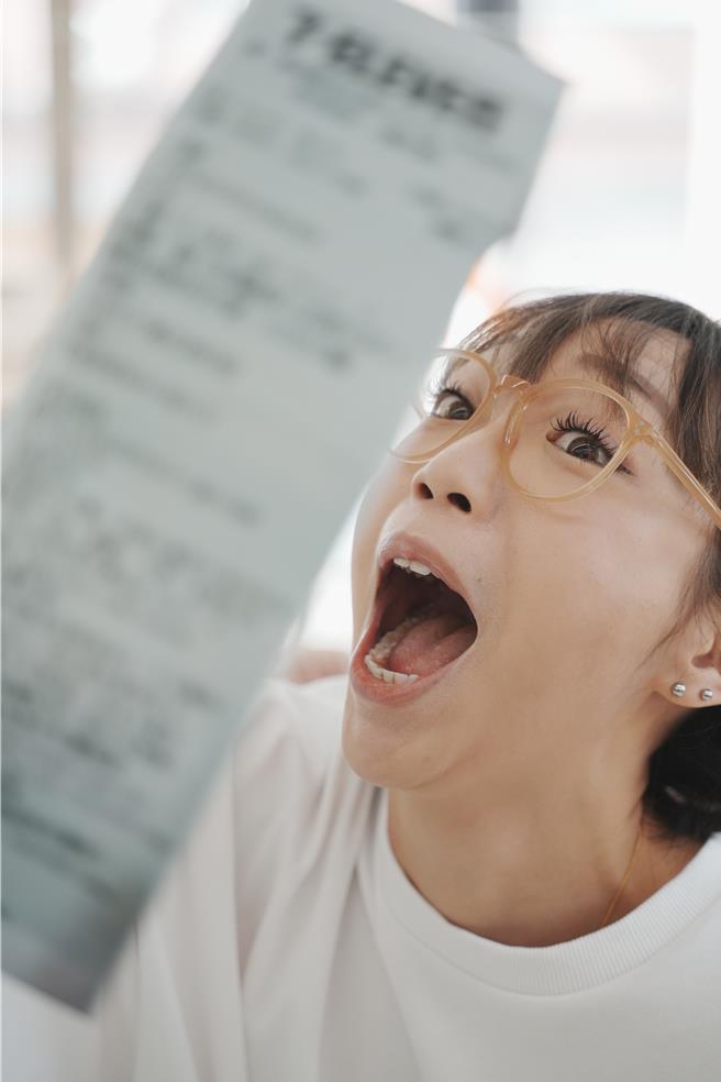 新竹市一分局邀请艺人飞迅协助拍摄幽默反诈影片。（竹市一分局提供／邱立雅竹市传真）