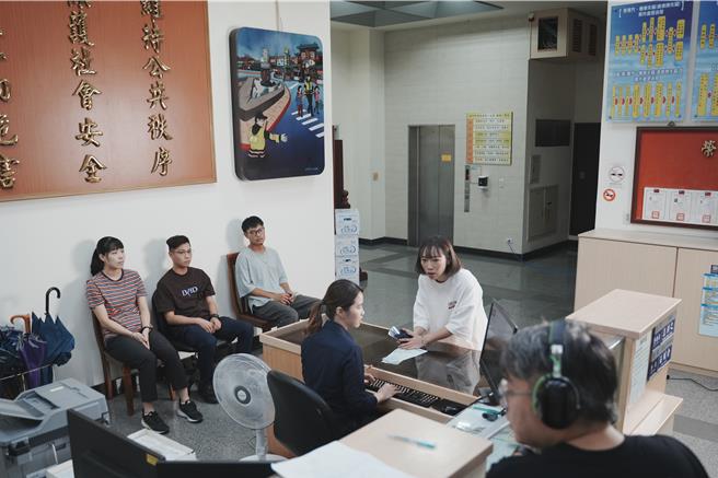 为防治交友诈骗事件，竹市一分局邀请在地艺人及导演搭配员警亲自上阵，拍摄反诈宣导短片。（竹市一分局提供／邱立雅竹市传真）