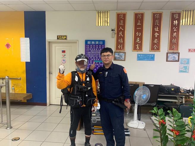 從日本來台單車環島的石浦先生，6日不慎走錯路到桃園大園，警方協助翻譯指引路線。（翻攝照片／蔡明亘桃園傳真）