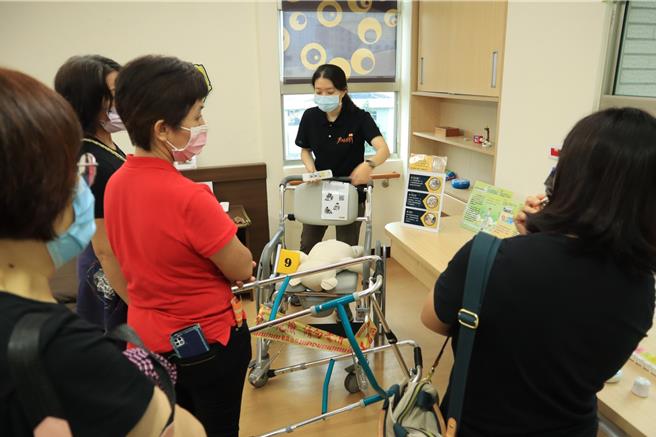 辅具中心说明正确使用辅具，才能避免造成不必要的二度伤害。（台南市社会局提供／曹婷婷台南传真）