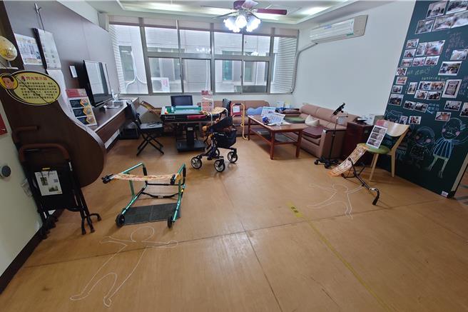 「辅具的意外事件簿(第二册)」，布置活动现场除了卧室外，增加了浴室、厨房及客厅等场景，欢迎大家来趟考验观察力和脑力的推理解谜之旅。（台南市社会局提供／曹婷婷台南传真）