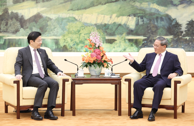 新加坡副总理兼财政部长黄循财于天津出席中星双边合作联合委员会议时表示，新加坡与中国将透过30天互免签证的安排。图为昨（6日）黄循财抵北京人民大会堂会见中国国务院总理李强。（图／中央社）