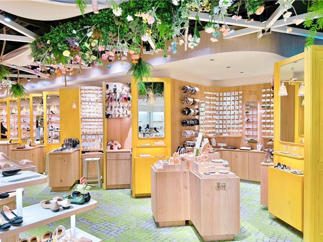 京站于12月11日限时一天宠爱Q卡友，只需扣10点就能以10元购买B1《𝗤𝗹𝗶𝗰𝗲的梦游鞋境》专区鞋款或饰品等百件指定商品。（京站提供／朱世凯台北传真）