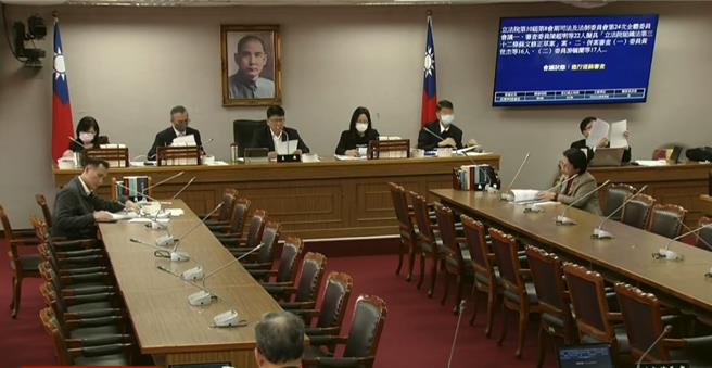 立法院司法委員會今天初審通過「立法院組織法」第32條條文修正草案，增列立法院應每年編列預算針對公費助理實施健康檢查，相關費用比照公務人員一般實施要點規定，從2025年1月1日施行。（翻攝自國會頻道）