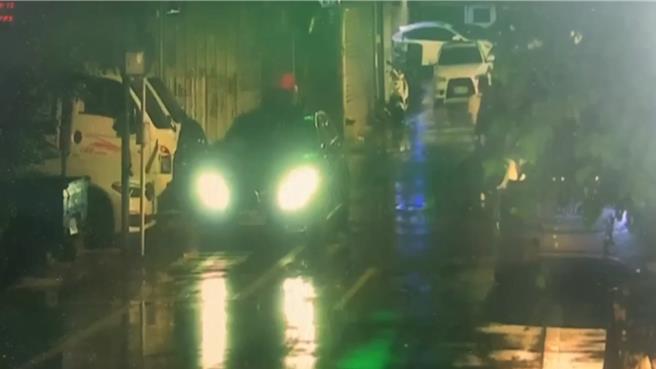 监视器拍到嫌犯到被害人住处准备掳人。（新北市新庄警分局提供／吕健豪新北传真）