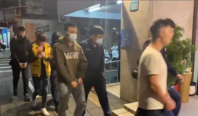 4名嫌犯被警方逮捕到案。（新北市新庄警分局提供／吕健豪新北报导）