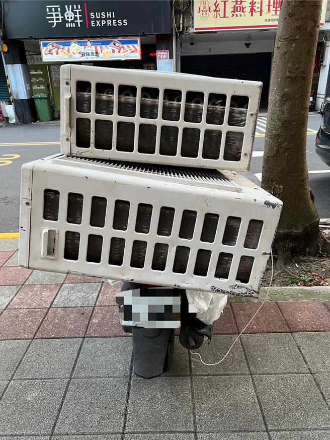 警方发现罗嫌的机车上竟载了两台冷气。（翻摄照片／林郁平台北传真）