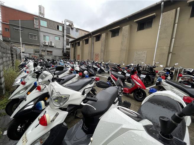 芦竹分局新厅舍斥资4亿刚启用，却传停车位不足引起抱怨。（陈梦茹摄）