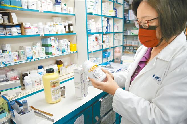 图为药师整理药品示意图，非新闻当事者。（本报资料照片）