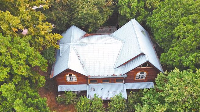 民眾6日用空拍机拍摄立委马文君位于埔里住处，发现木屋遭群树环抱如庄园。立委马文君6日受访说，埔里住家依法向国产署租地，建物符合国产署「82721条款」，是存在超过30年既有建物，建物残值不到10万，已经免缴房屋税。（民眾提供）