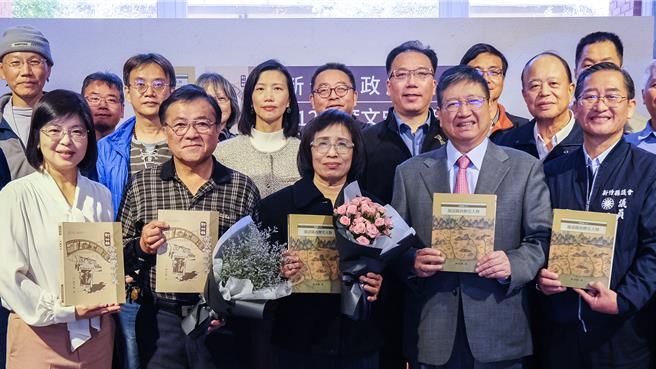 新竹縣文化局文史研究叢書2部新作品發表會，文化局長李安妤（左至右）、《新竹縣老戲院面面觀》作者羅世維、《細說關西歷史人物》作者萬金蓮、縣長楊文科、縣議員羅仕琦及地方文史工作者出席慶賀。（羅浚濱攝）