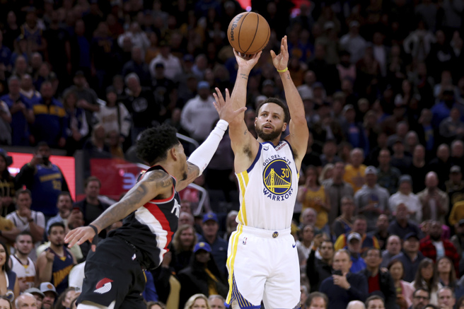 柯瑞轰进致胜三分弹。（美联社）