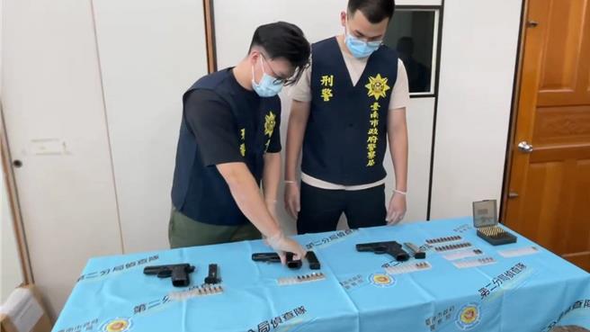 台南市警2分局7日宣布破获枪毒案，逮获陈姓男子吸毒并拥3把改造手枪，子弹96发。（读者提供／程炳璋台南传真）