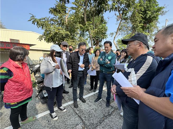 立委林俊憲（左四）7日邀集高雄港務分公司及台南市政府交通局等相關單位會勘漁光島聯外交通。（曹婷婷攝）