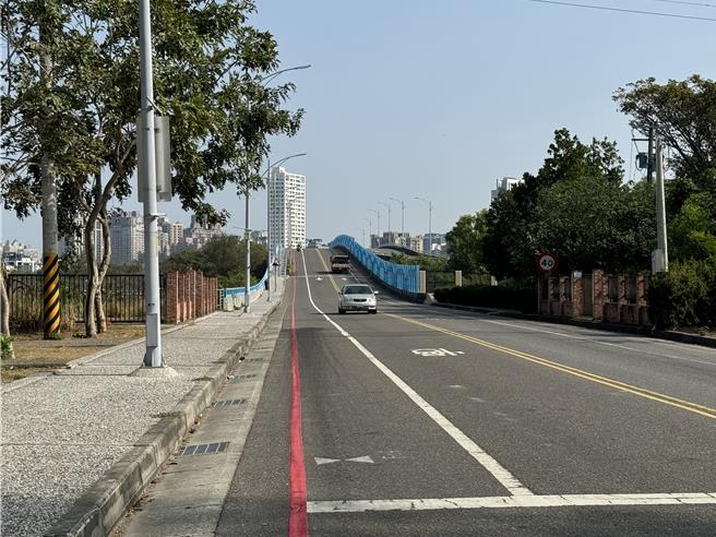 漁光島唯一一條聯外的漁光大橋，雙向只有各一車道，每逢假日必塞車。（曹婷婷攝）