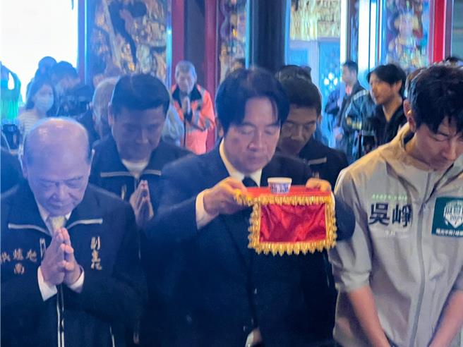 民进党总统参选人赖清德今至南山福德宫参拜。（王扬杰摄）