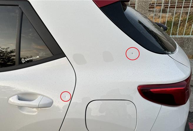 台中市林姓男子5日傍晚將車輛停於烏日區高鐵東二路的停車格並在車內使用平板，突然有輛轎車經過伴隨「碰」的聲響，林男下車檢查，發現車身左後車門與油箱蓋附近各有1處疑遭射擊痕跡。（民眾提供／潘虹恩台中傳真）