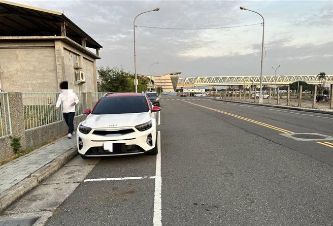 台中市林姓男子5日傍晚將車輛停於烏日區高鐵東二路上的停車格並在車內使用平板，突然有輛轎車經過伴隨「碰」的聲響，林男發現車身竟出現3處疑遭射擊痕跡，嚇得報案，警方持續追查中。（民眾提供／潘虹恩台中傳真）