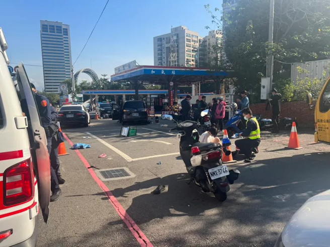 台中市西屯區發生1輛汽車撞上機車待轉區機車的事故，導致7名騎士受傷。（圖／民眾提供）