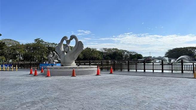 原名「埤寮埤」的天鹅湖公园，是新营一大地标景点，因生态丰富，为国家级重要溼地。（张毓翎摄）