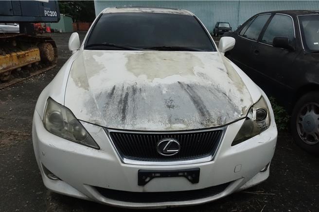 法务部行政执行署嘉义分署今天拍卖这辆LEXUS犯案凶车，中年男子拍走。（行政执行署嘉义分署提供／廖素慧嘉市传真）