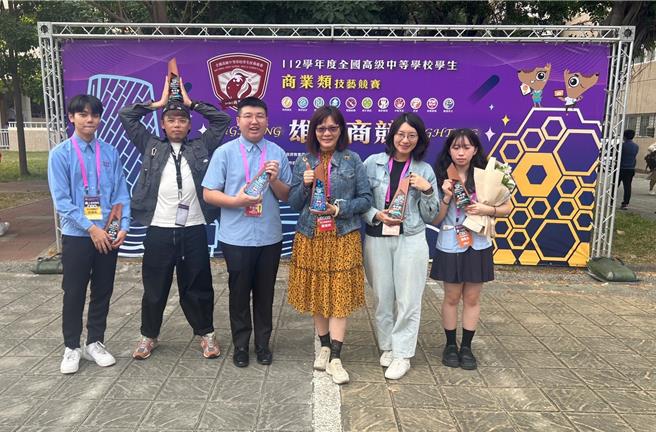 明道中学在全国技艺竞赛商业类勇夺4金手及4优胜，得奖师生开心合影。（台中市教育局提供）