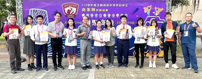 台中家商在全国技艺竞赛商业类勇夺1金手3优胜，得奖师生开心合影。（台中市教育局提供）