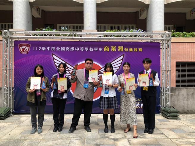 大明高中在全国技艺竞赛商业类获网页设计职种金手奖。（台中市教育局提供）