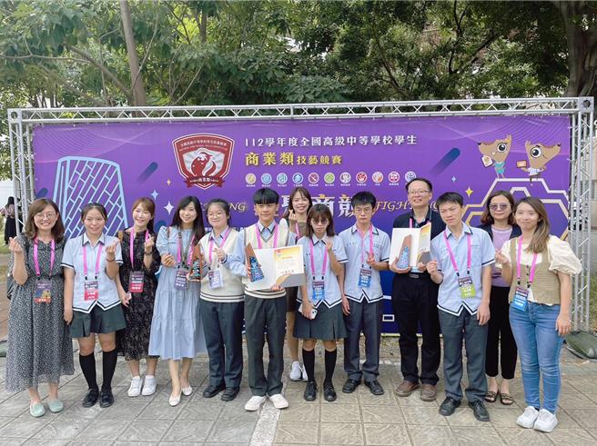 丰原高商在全国技艺竞赛大放异彩，金手奖与优生学生及参赛师生开心合影。（台中市教育局提供）