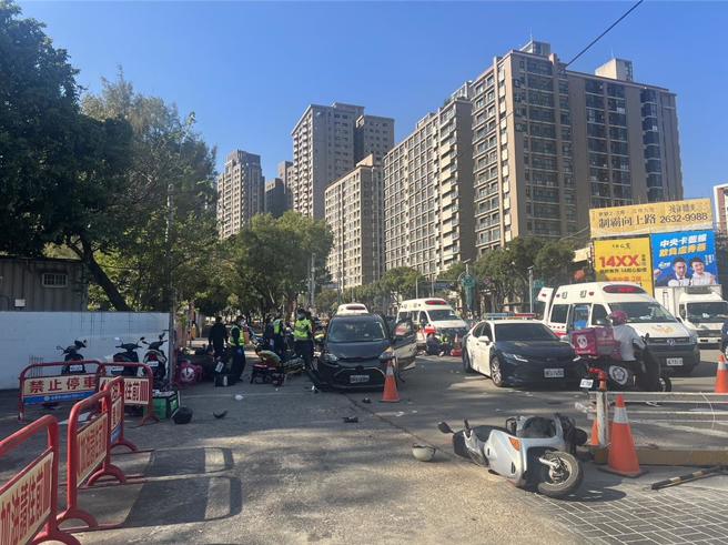 台中市西屯區發生1輛汽車撞上機車待轉區機車的事故，導致7名騎士受傷。（圖／民眾提供）