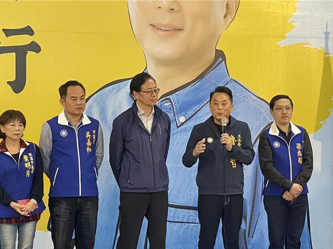 桃市立委三選區國民黨魯明哲（右二）求連任，今發表競選形象廣告。（呂筱蟬攝）