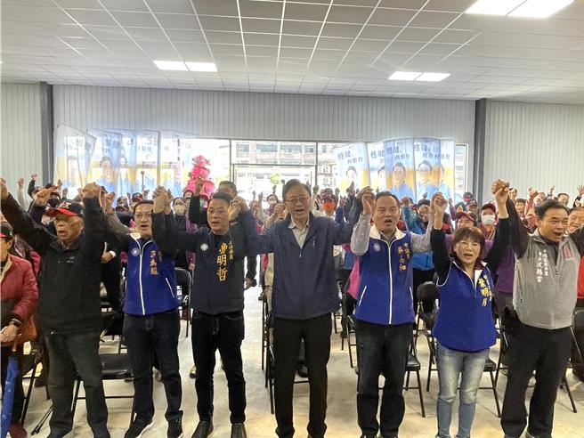 桃市立委三選區國民黨魯明哲（前排左三）尋求連任，發表競選形象廣告獲得鄉親支持。（呂筱蟬攝）