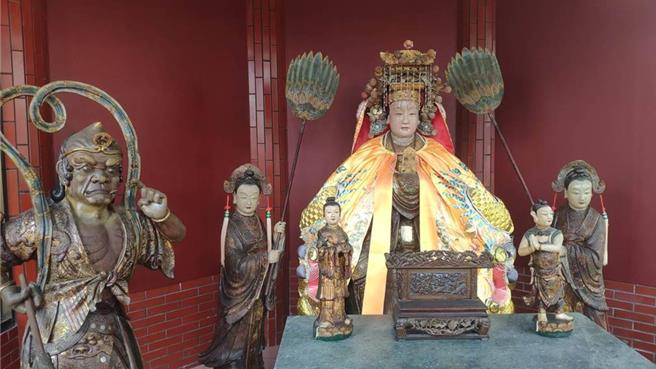 苗栗市天后宫天上圣母、宫娥、千顺将军泥塑组像。（李京升摄）