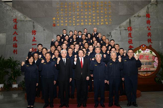 內政部長林右昌（前排中）6日赴台北市警察局視察慰勉選前工作。（翻攝畫面）