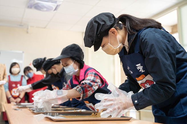 高虹安市长与身障小老师共同制作手工饼乾。(图/新竹市政府提供)

