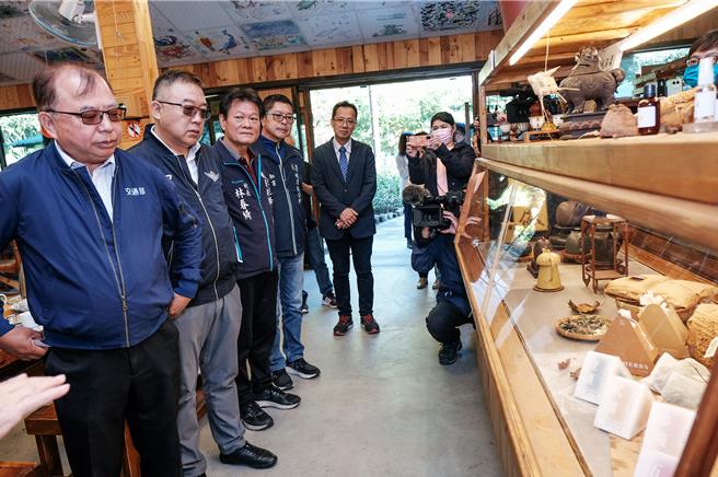 交通部观光署参山国家风景区管理处协助峨眉乡十二寮社区推动「时光生态村」7日成果发表会，参山处长曹忠猷（左）了解业者以「莳草舖子」品牌开发的商品。（罗浚滨摄）