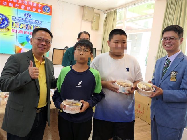 國際同濟會舉辦雲林縣夜光天使「愛的關東煮」關懷活動，以往在寒冬中請學童享用關東煮暖心暖胃，今年學童想換口味因此改吃炒泡麵，7日在北港鎮北辰國小舉辦試吃會讓學童先嚐為快。（張朝欣攝）