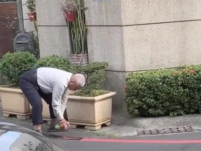 網友爆料有位阿伯拿噴漆塗銷巷子內的紅線。（翻攝自反攻大路臉書社團）