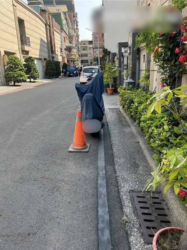 原本禁止臨時停車的紅線被塗銷掉。（讀者提供／曹婷婷台南傳真）